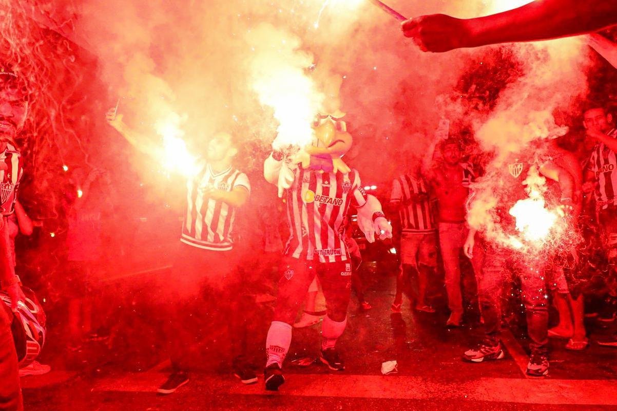 Torcedores do Atltico fizeram viglia em comemorao ao aniversrio de 114 anos do clube, na madrugada desta sexta-feira, na porta da sede de Lourdes