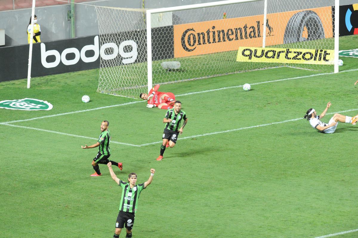 Fotos do duelo entre Amrica e Ponte Preta, no Independncia, em Belo Horizonte, em jogo de volta da quarta fase da Copa do Brasil