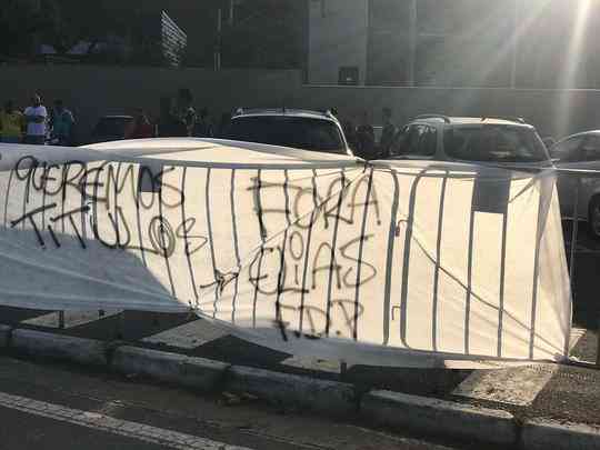 Torcedores do Atltico fazem protesto na Cidade do Galo