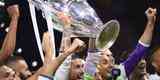 Jogadores do Real Madrid erguem a taa e festejam 12 ttulo da Liga dos Campees