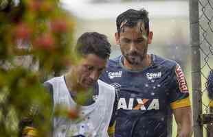 Elenco do Cruzeiro precisou deixar o campo da Toca da Raposa II aps tempestade em BH