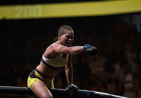 Fotos da grande vitória de Amanda Nunes pelo cinturão do UFC
