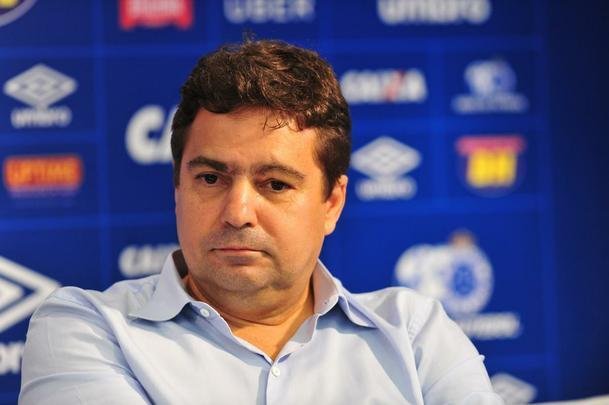 Fred foi apresentado no Cruzeiro pelo presidente Wagner Pires de S e pelo vice Itair Machado