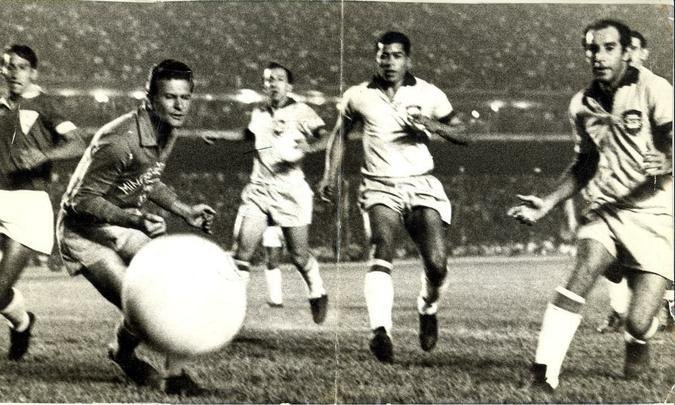 Em amistoso disputado em 1969, Atlético venceu a Seleção Brasileira por 2 a 1, no Mineirão. Amauri Horta e Dario marcaram para os donos da casa, enquanto Pelé descontou para os visitantes.