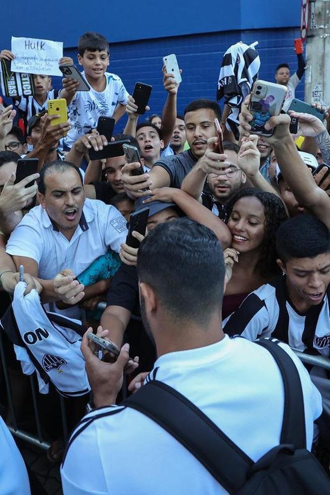 No fim da tarde desta sexta-feira (4/3), delega��o do Atl�tico desembarcou em Governador Valadares, onde enfrentar� o Democrata pelo Campeonato Mineiro.