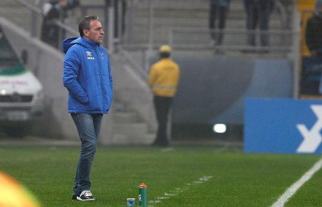 Sob forte neblina em Porto Alegre, Cruzeiro  batido pelo Grmio e vai para lanterna do Brasileiro