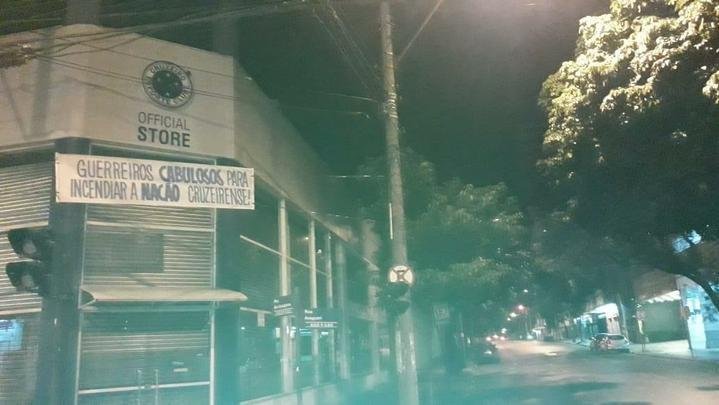 Faixas de apoio ao Cruzeiro so estendidas em Belo Horizonte antes da partida contra o FLuminense