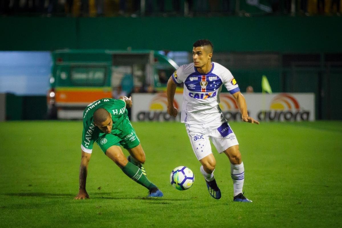 Cruzeiro perde para Chapecoense em jogo que teve atraso por causa de pane em refletores