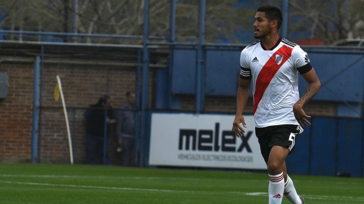 O zagueiro Hctor David Martnez atua no River Plate. Ele tem 23 anos e est avaliado em 3,5 milhes de euros (R$ 24 milhes). Possui nota 7,09 no SofaScore.