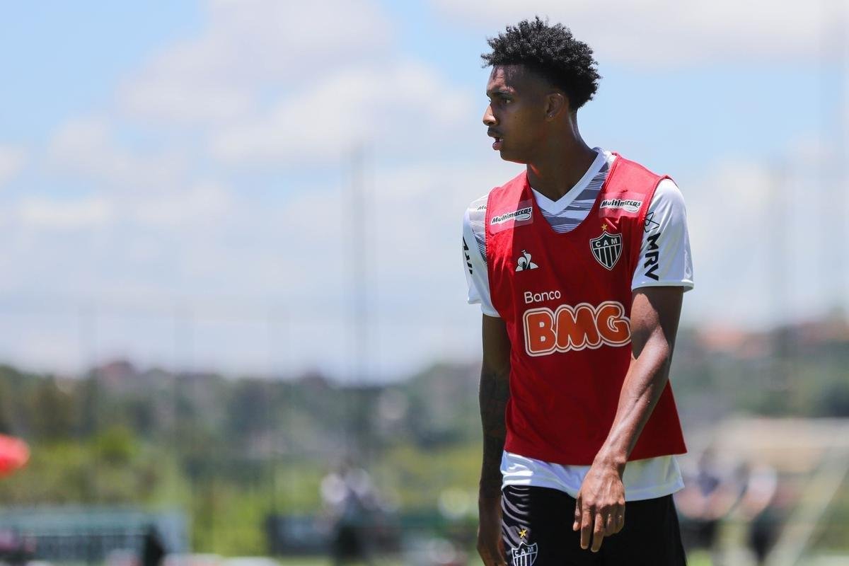 Atlético divulga fotos do novo uniforme de treino