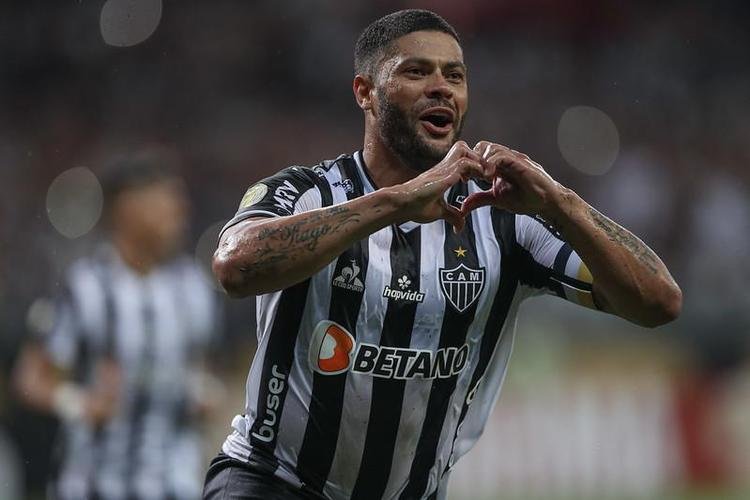 Hulk marcou os dois gols da vitria do Galo por 2 a 0: um de pnalti e outro em lindo chute no ngulo