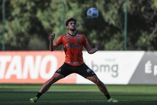 Igor Rabello - Cuca no costuma utilizar o Atltico com trs zagueiros (a no ser em casos de improvisao de Junior Alonso na lateral esquerda), mas j optou pelo esquema recentemente - na vitria por 2 a 1 sobre o Flamengo. Caso decida por uma proposta mais cautelosa, j que tem grande vantagem na eliminatria, Igor Rabello pode ser o escolhido para formar o trio defensivo com Alonso e Rver, j que Nathan Silva no pode entrar em campo pelo Galo na competio.