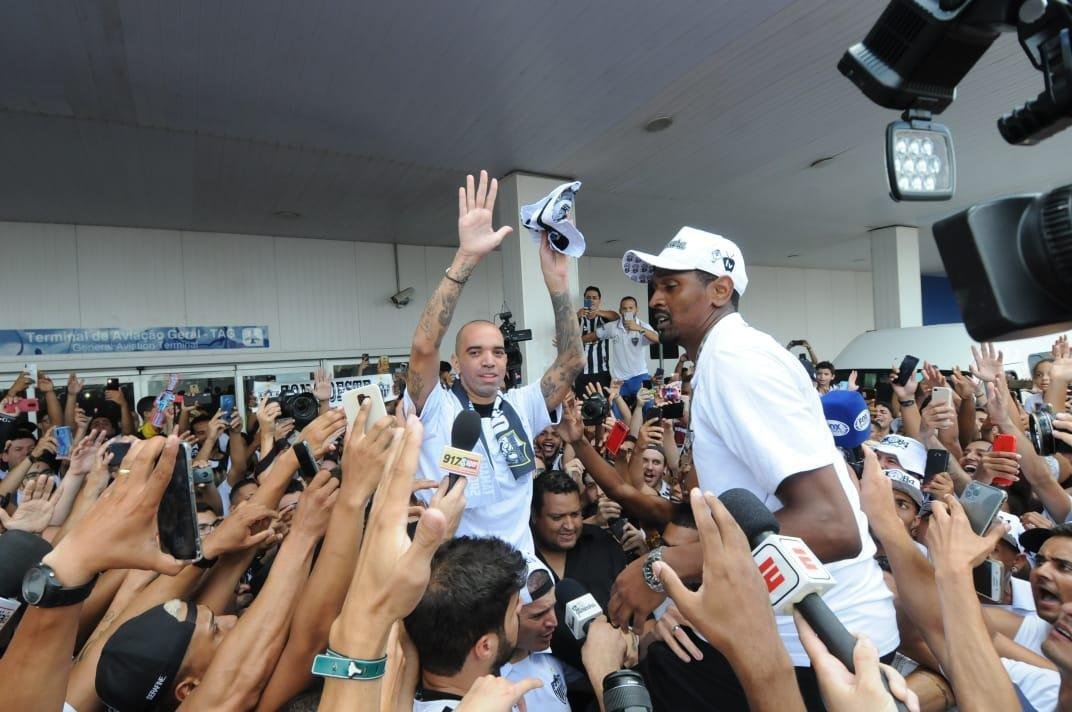 Imagens da chegada de Diego Tardelli