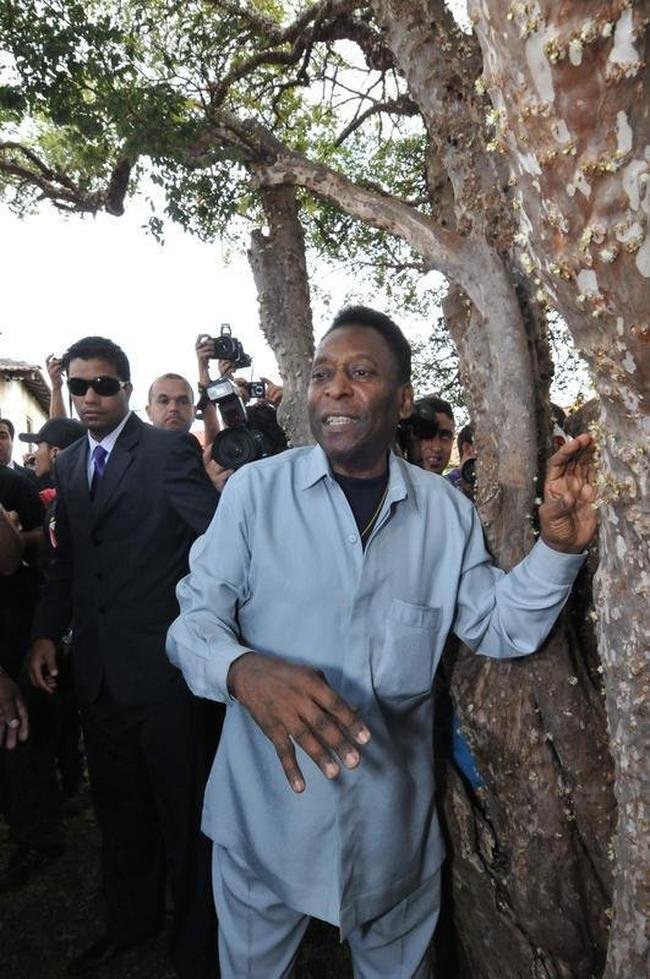 23/09/2012 - Pel visitou a casa onde viveu em Trs Coraes, chamada de Casa Pel. Na ida  cidade natal, o Rei do futebol e seu pai, Dondinho, foram homenageados tambm no Parque Joo Ramos do Nascimento (Parque Dondinho). Evento marcou as comemoraes dos 128 anos da cidade