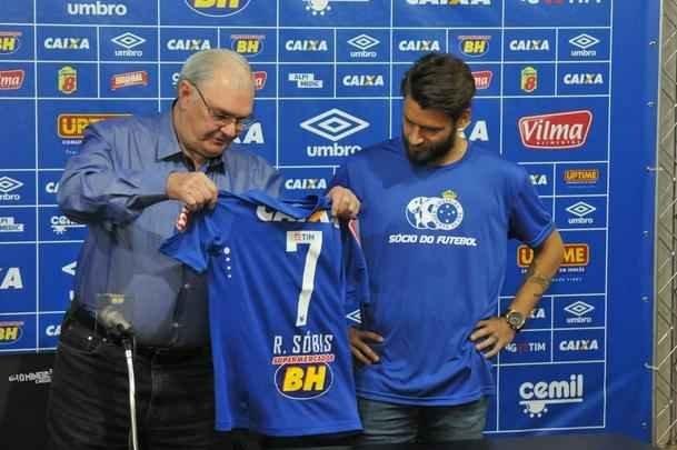 Cruzeiro apresentou para sua torcida no Mineiro os atacantes Sobis, camisa 7, e bila, que vestir a 50