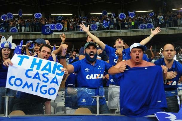 Depois da vitria por 5 a 3 nos pnaltis, que teve Fbio como heri, jogadores e comisso tcnica comemoraram muito no gramado do Mineiro. Capito Henrique ergueu a taa do penta no Gigante