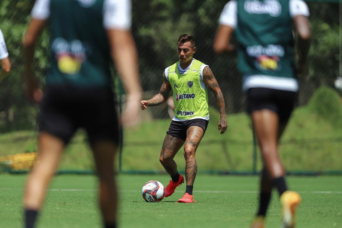 Treino do Atlético em campo. Jogadores fizeram atividade pela manhã no gramado. No período da tarde, trabalho foi na academia