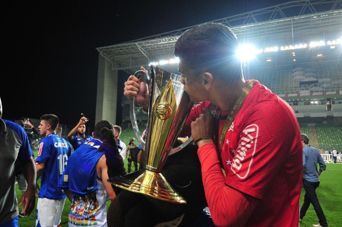 Goleiro Vitor Eudes pegou dois pnaltis e foi heri do Cruzeiro em conquista indita