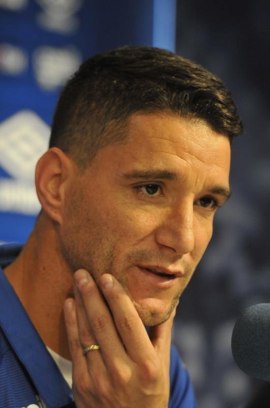 Thiago Neves foi apresentado no Cruzeiro pelo presidente Gilvan de Pinho Tavares