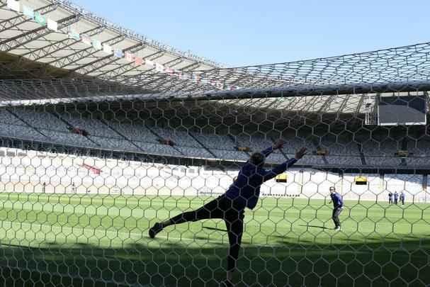Jogadoras norte-americanas aproveitaram tempo no estdio para tirar fotos no gramado