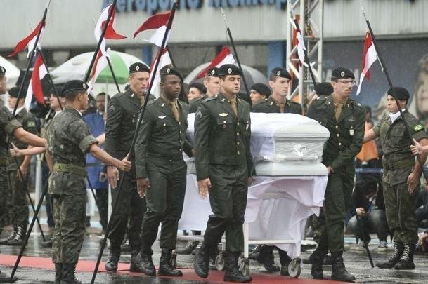 Honras militares na chegada das vítimas ao Aeroporto de Chapecó. Presidente Michel Temer esteve presente