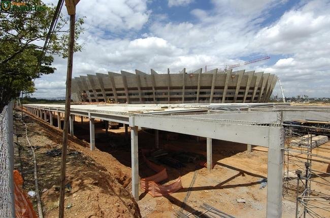 06/03/2012 - No exterior do Mineiro, comea a construo do estacionamento e da esplanada