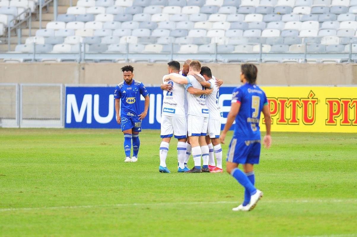 Com gols de Marcos Serrato e Renato (2), o Ava venceu o Cruzeiro por 3 a 0, neste sbado, no Mineiro, pela 12 rodada da Srie B
