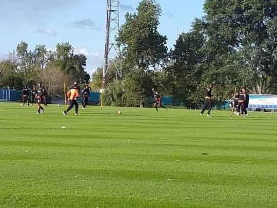Imprensa assistiu apenas ao aquecimento; atividade com bola foi fechada no CT da Seleo Argentina
