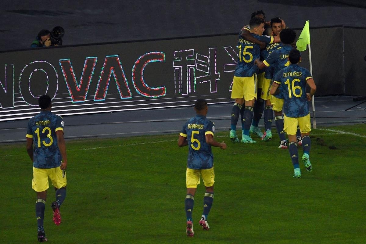 Brasil e Colmbia se enfrentaram no Estdio Nilton Santos, pelo Grupo B da Copa Amrica 