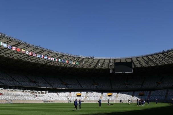 Jogadoras norte-americanas aproveitaram tempo no estdio para tirar fotos no gramado