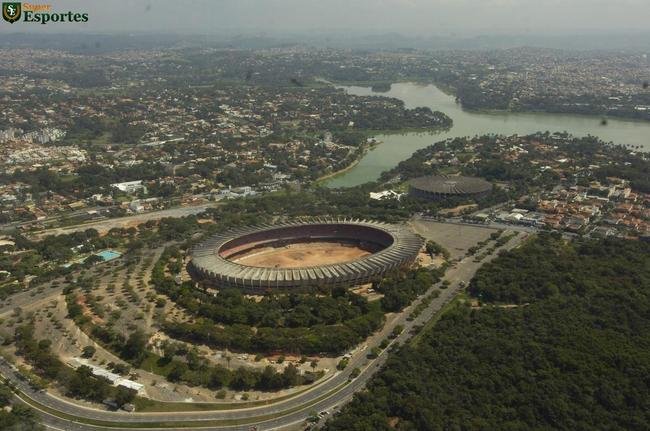 Foto area do Mineiro em 31 de maro de 2011, durante obras de modernizao, com estruturas antigas demolidas, como o setor de geral. Gramado tambm foi rebaixado visando  Copa do Mundo de 2014