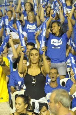 Veja fotos das torcidas na deciso da Superliga Feminina no Mineirinho