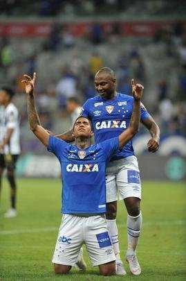 Em jogo com grande atuao do goleiro Fbio, Cruzeiro derrotou Santos de virada, por 2 a 1, com gols de Sass e Raniel; Gabriel Barbosa marcou para o Peixe, no Mineiro, pela 26 rodada do Brasileiro