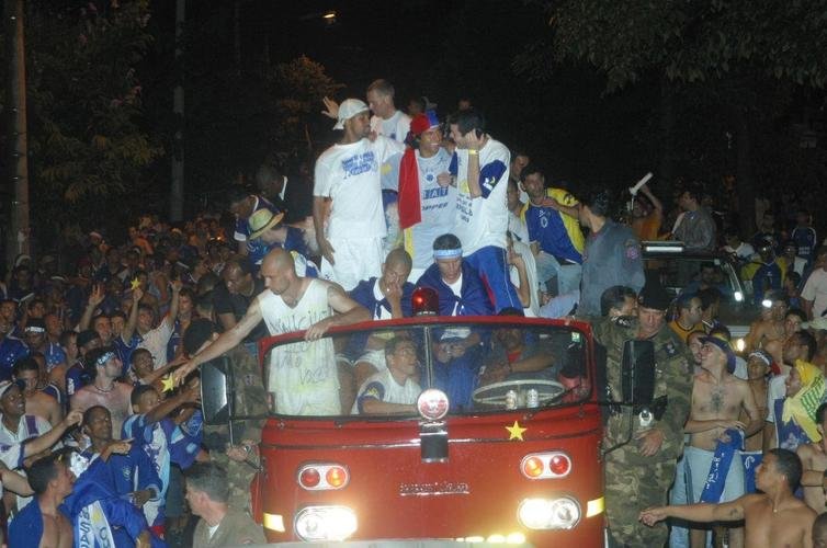 Em 30 de novembro de 2003, o Cruzeiro venceu o Paysandu por 2 a 1, no Mineiro, e confirmou o bicampeonato brasileiro. Logo depois da partida, jogadores, comisso tcnica e diretoria desfilaram em carro aberto pelas ruas de Belo Horizonte e levaram milhares de torcedores ao delrio.