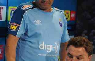 Fotos da apresentao de Adilson Batista como novo tcnico do Cruzeiro. Tcnico teve reunio com jogadores na Toca da Raposa II, falou com a imprensa e depois comandou seu primeiro treino