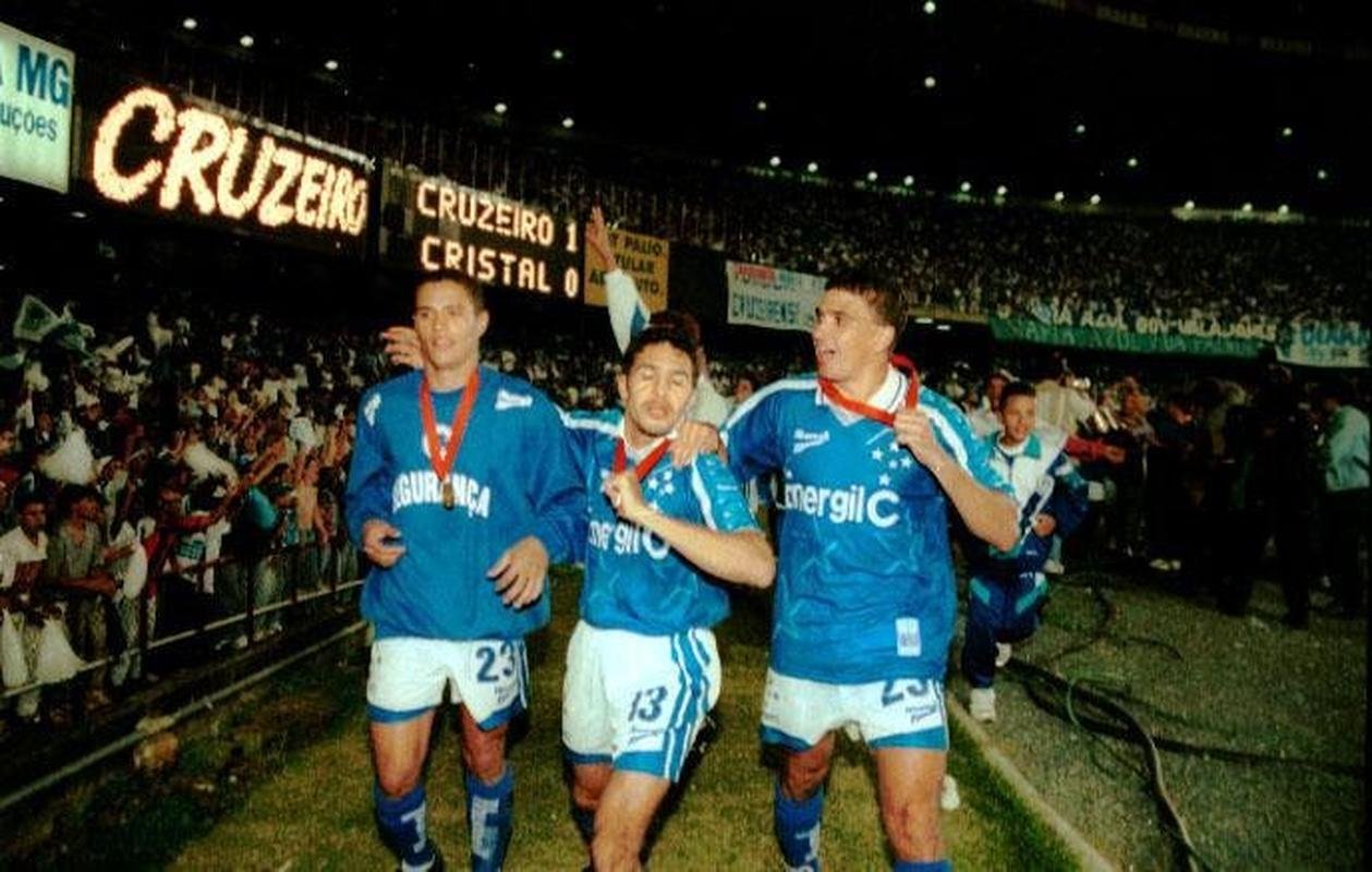 A partir da semifinal da Libertadores de 1997, o Cruzeiro utilizou uma camisa considerada icnica para o torcedor: com grandes estrelas azuis ao fundo da camisa, que tinha detalhes brancos nas mangas e na gola.