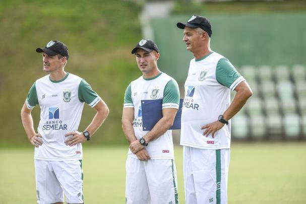 Lisca foi apresentado, conversou com jogadores e assistiu ao treino do Amrica