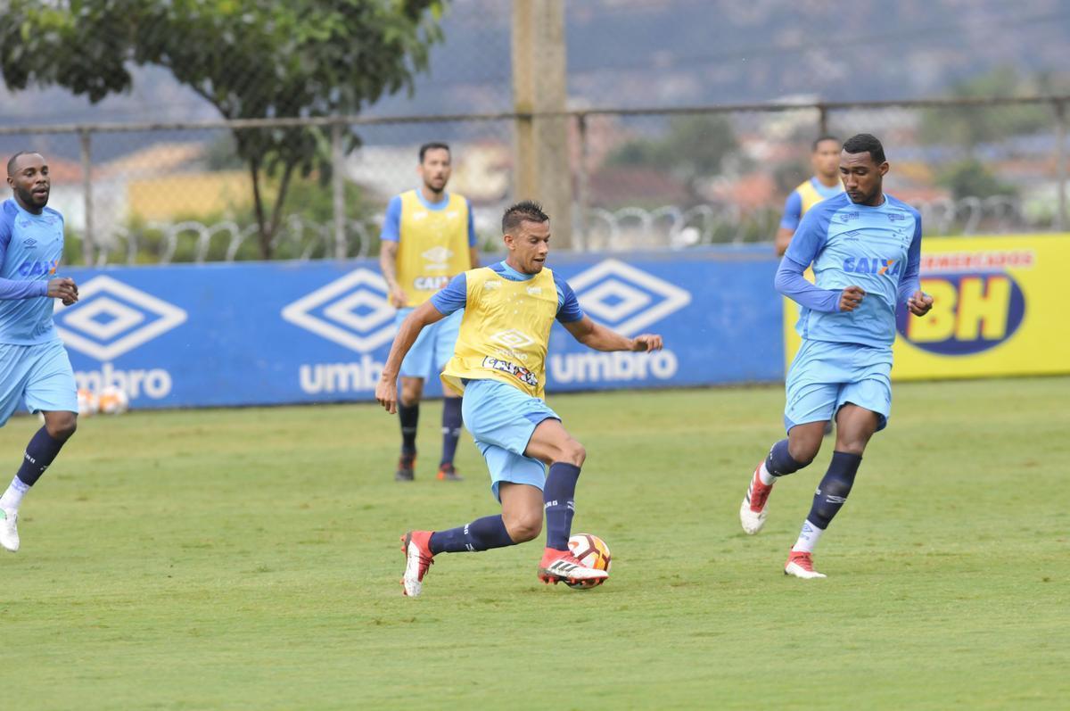 Cruzeiro treina com bola da Copa Libertadores (Juarez Rodrigues/EM D.A Press)