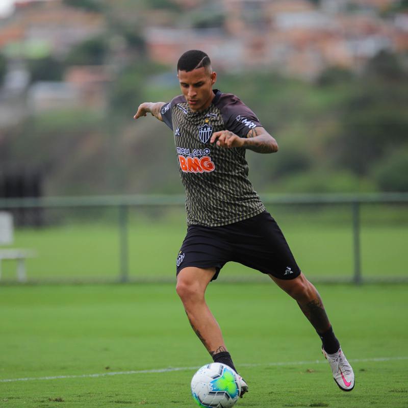 GUILHERME ARANA - Emprestado pelo Sevilla, lateral-esquerdo foi contratado, a princípio, ao custo de R$ 11,7 milhões.