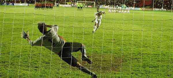 Gustavo ficou marcado por defender o pnalti que deu o ttulo pernambucano de 2006 ao Sport, depois ainda jogou nos dois rivais da capital