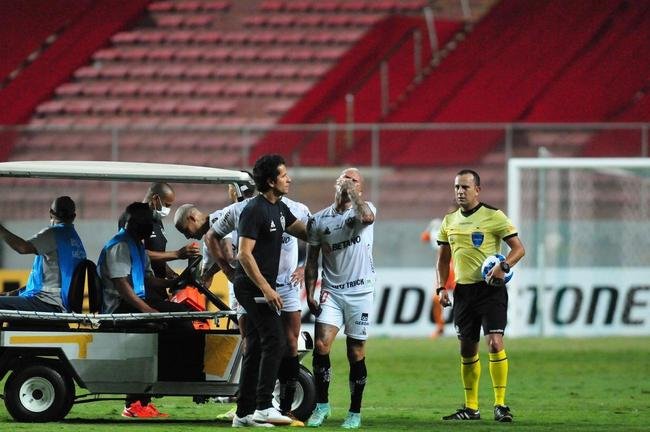 Momento em que Vargas, do Atltico, deixou o clssico com o Amrica, pela Libertadores, com contuso muscular