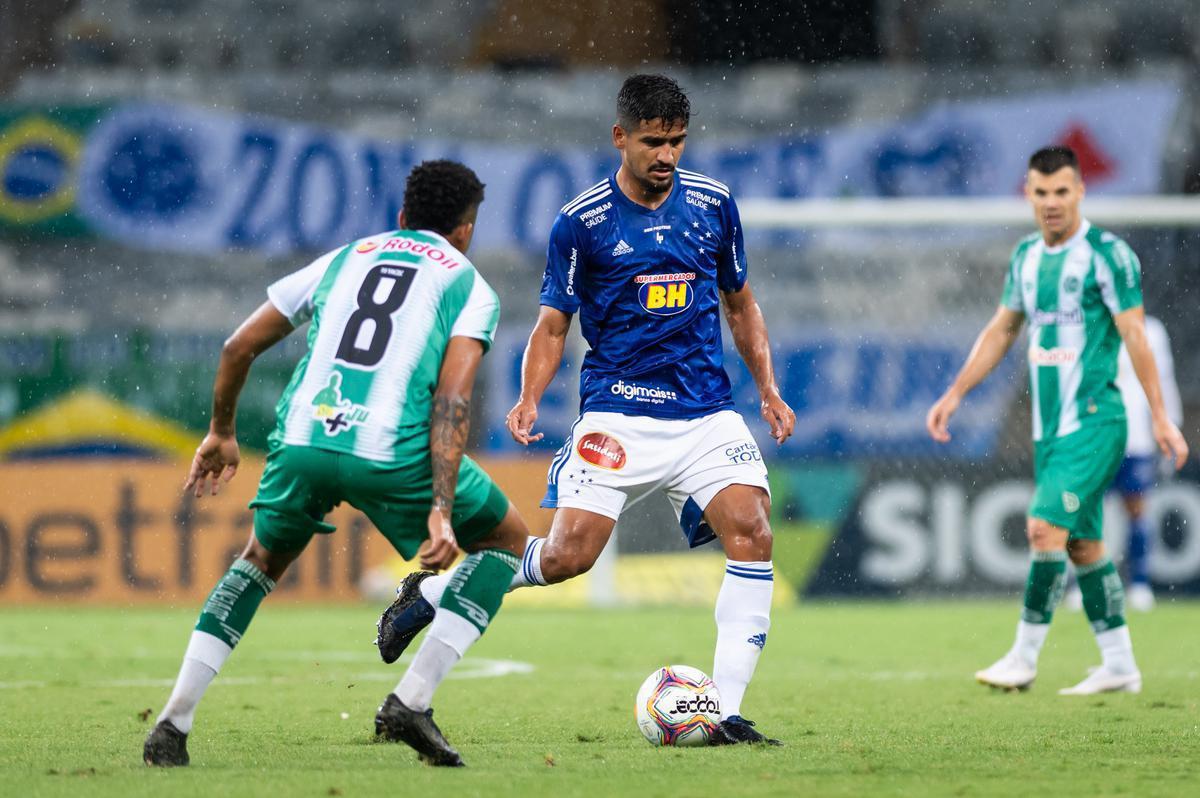 Ramon, 25 anos, zagueiro. Contratado pelo Cruzeiro em março.
