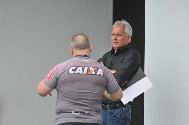 Atltico voltou ao trabalho nesta quinta-feira e apresentou Ricardo Oliveira; alm do atacante, presidente Sergio Sette Cmara e diretor de futebol Alexandre Gallo falaram com os jornalistas. Na foto, o ex-jogador der Aleixo, que agora ser observador tcnico do clube.