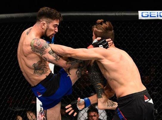Niko Price (luvas azuis) venceu Brandon Thatch por finalizao aos 4m30s do primeiro round