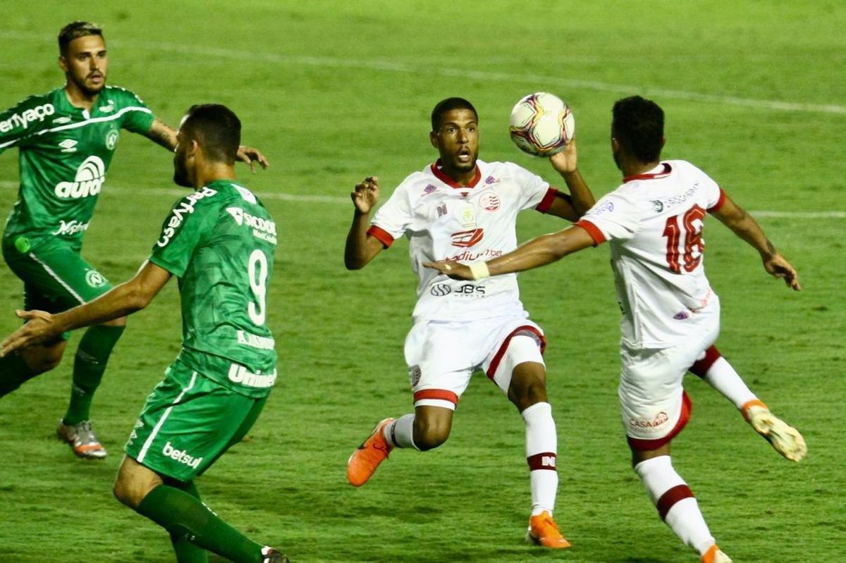 Nutico abriu o placar na segunda etapa com Kieza e quando a partida se encaminhava para mais uma vitria Timbu em seus domnios, a Chapecoense empatou aos 48 minutos do segundo tempo