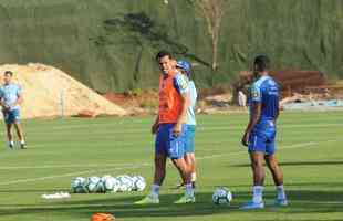 Cruzeiro fez nesta segunda-feira  tarde, na Toca da Raposa II, o ltimo treino em Belo Horizonte antes da partida contra o Internacional, quarta, no Beira-Rio, pela semifinal da Copa do Brasil. O tcnico Rogrio Ceni deve escalar Fbio; Edilson, Ded, Fabrcio Bruno (Leo) e Egdio (Dod); Henrique e Robinho; Marquinhos Gabriel; Thiago Neves e David; Pedro Rocha. Servindo  Seleo Colombiana, Orejuela est fora do jogo.