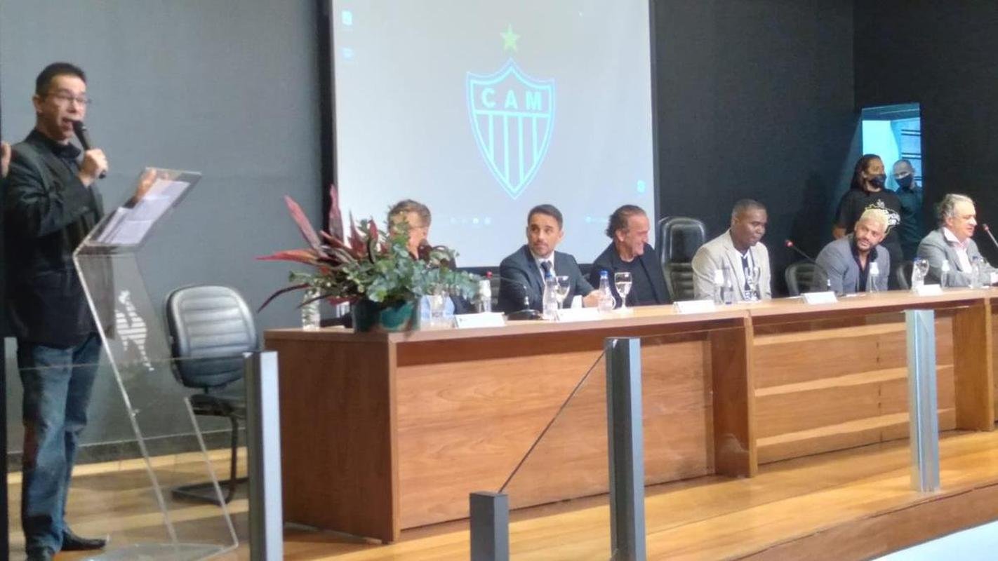 Nesta segunda-feira (6), o diretor de futebol Rodrigo Caetano, o tcnico Cuca e o atacante Hulk, do Atltico, receberam ttulos de cidados honorrios de Belo Horizonte. A iniciativa congratula os alvinegros pelo desempenho esportivo em 2021, com o ttulo do Campeonato Brasileiro.