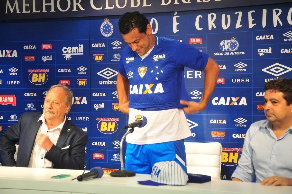 Fred foi apresentado no Cruzeiro pelo presidente Wagner Pires de S e pelo vice Itair Machado