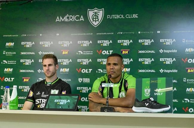 O goleiro Mateus Pasinato e o atacante Mikael foram apresentados pelo Amrica nessa quinta-feira (3/2), no CT Lanna Drumond