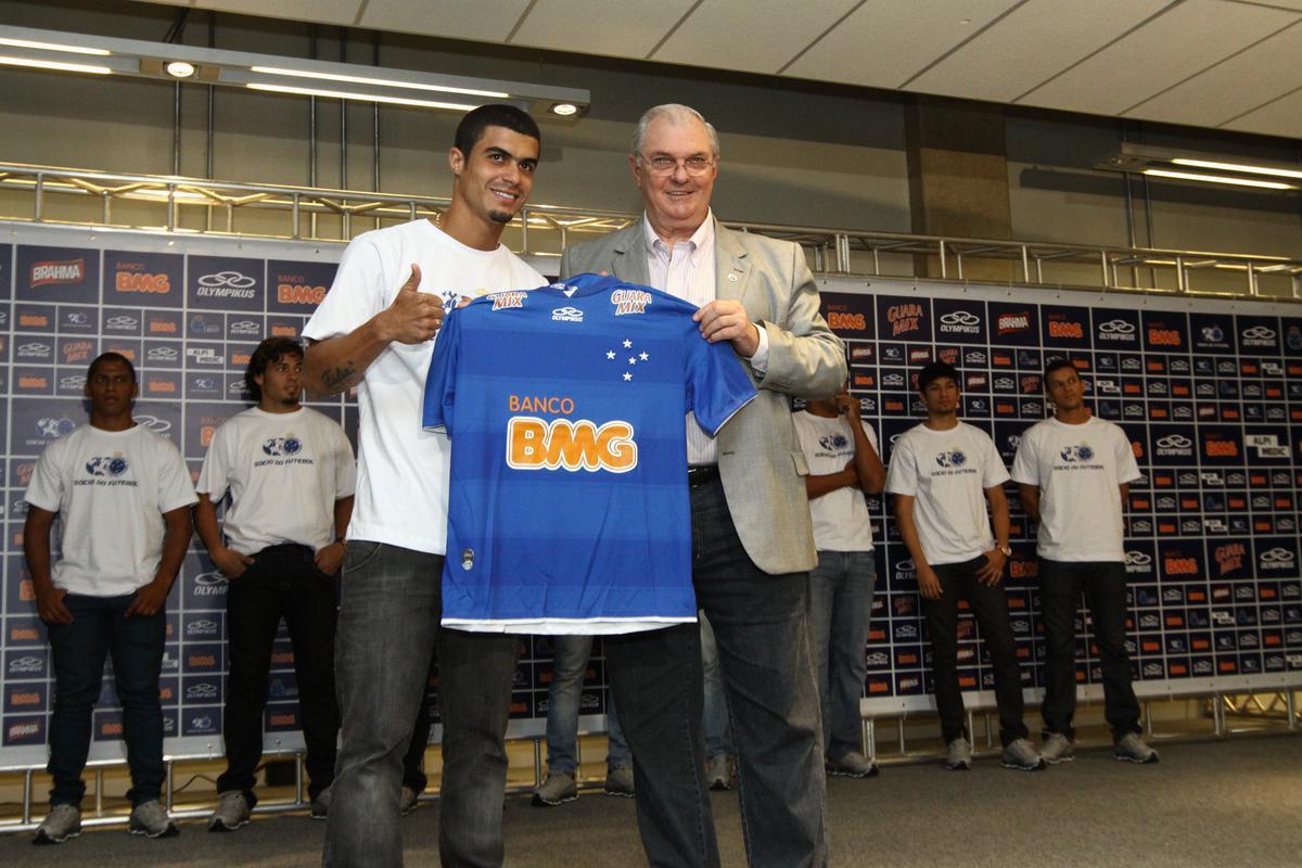 Egdio chegou ao Cruzeiro em 2013 referendado pela tima temporada no Gois, em 2012, quando marcou oito gols e deu 28 assistncias em 61 jogos e ajudou o time a ganhar o estadual e a Srie B. Na Raposa, deu continuidade ao bom futebol e participou ativamente do bicampeonato da Srie A, em 2013 e 2014. Na segunda conquista, foi eleito o melhor da posio. Em janeiro de 2015, transferiu-se para o Dnipro, da Ucrnia, porm ficou por l durante apenas trs meses devido ao no recebimento de salrios. No fim de maro, assinou com o Palmeiras at dezembro de 2017. Em 2018, voltou ao Cruzeiro, que buscava um substituto para Diogo Barbosa. O camisa 6 foi do cu ao inferno com a conquista de trs ttulos (uma Copa do Brasil e dois Mineiros) e o rebaixamento  segunda diviso nacional. Pelo time celeste, o lateral-esquerdo disputou 209 partidas, marcou cinco gols e colaborou com 29 assistncias. Em 2020, foi liberado em definitivo para o Fluminense, onde atualmente  reserva.